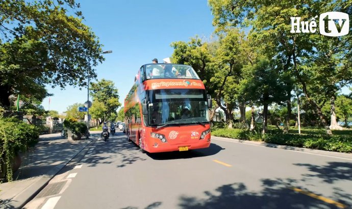 Sightseeing Hue by convertible double-decker bus