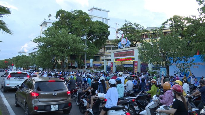 Đậu đỗ xe lộn xộn trước cổng trường