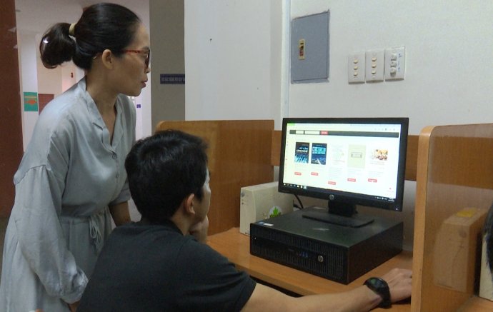 Thư viện trực tuyến thu hút người đọc