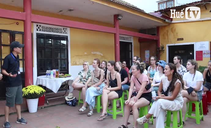 Du khách nước ngoài đến Huế trải nghiệm làm gốm