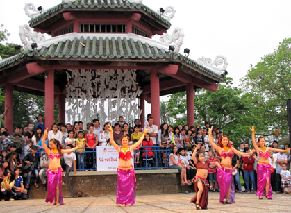 Vũ điệu của những đường cong sôi động và quyến rũ tại Festival Huế