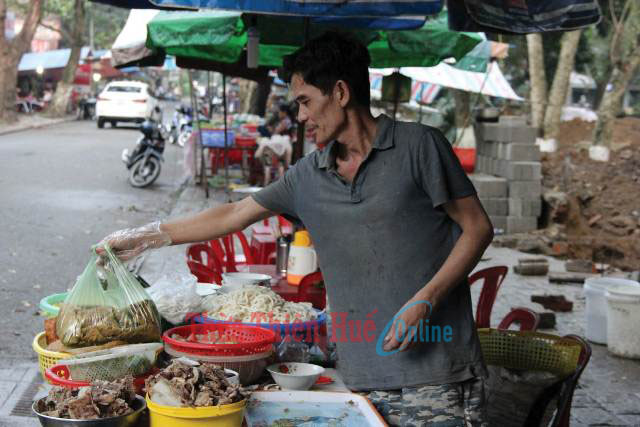 Đàn ông buôn gánh, bán bưng