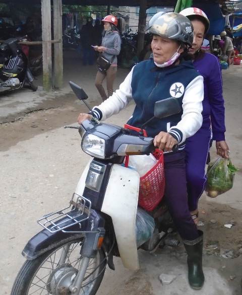 Nữ xe ôm làng Mỹ Lợi