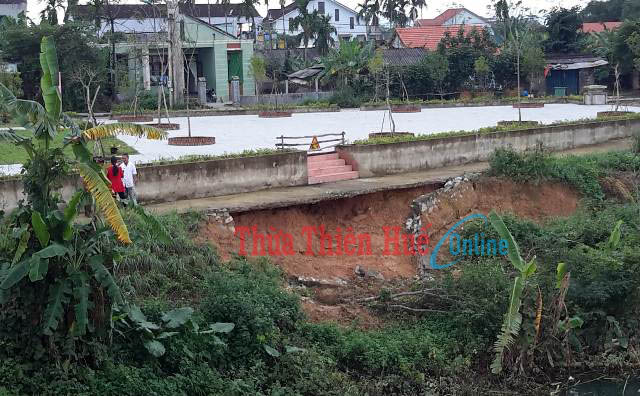 Cần sớm khắc phục sự cố sạt lở ở công viên Hoàng Trung