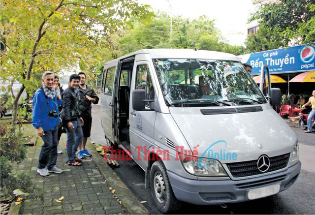 Lái xe xuyên Tết