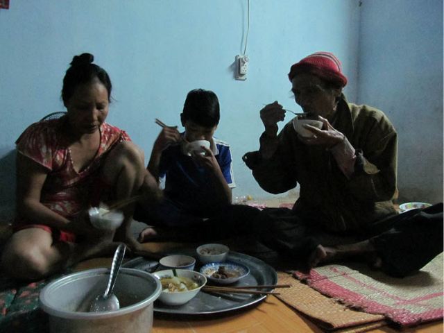 Thiếu tiền, mắc sỏi thận nhưng không dám đi chữa