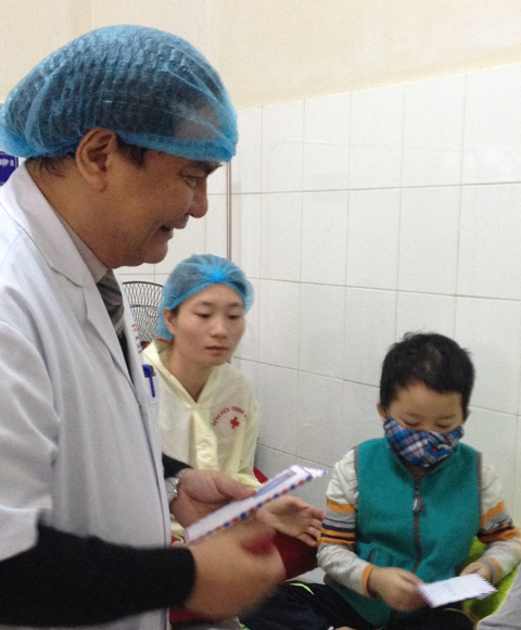 BVTƯ Huế Tặng 200 suất quà cho trẻ em bệnh nặng