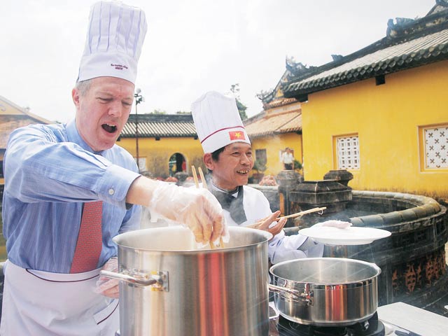 Ngỡ ngàng xem Đại sứ Mỹ học nấu bún bò Huế