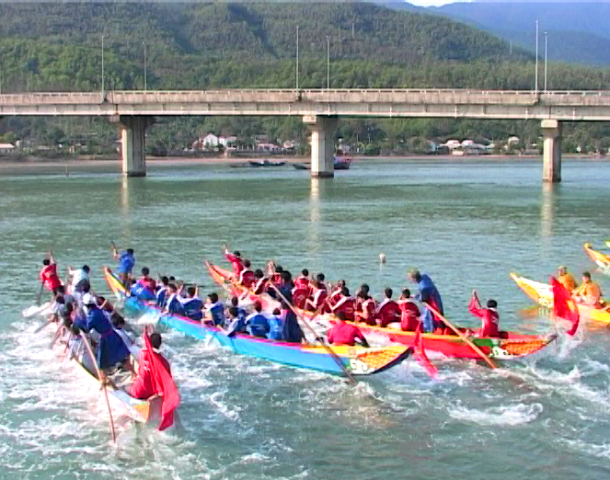 Đua thuyền đầu xuân trên vịnh Lăng Cô