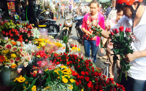 Thị trường hoa và đồ lưu niệm trầm lắng ngày Lễ tình yêu 14 2