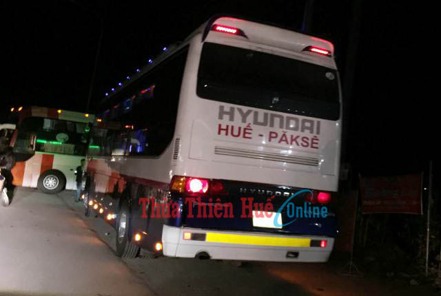 Bát nháo xe khách ở Quảng Điền