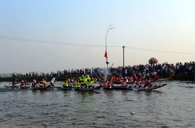 Ngày “mồng” xem vật, đua ghe