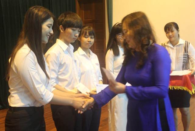 Tiền tỷ cho khuyến học khuyến tài