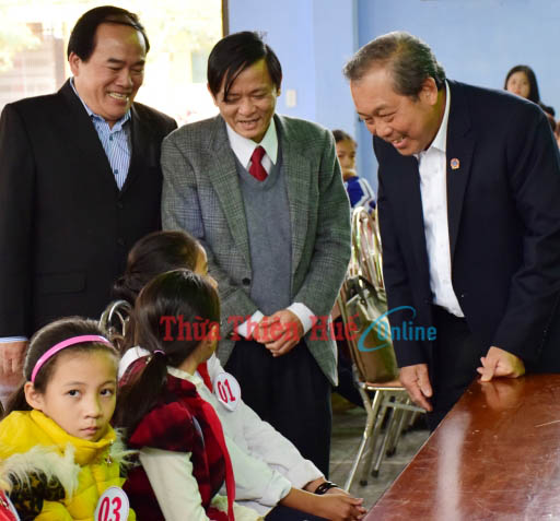 Chánh án TAND tối cao Trương Hòa Bình tặng xe đạp cho học sinh nghèo hiếu học