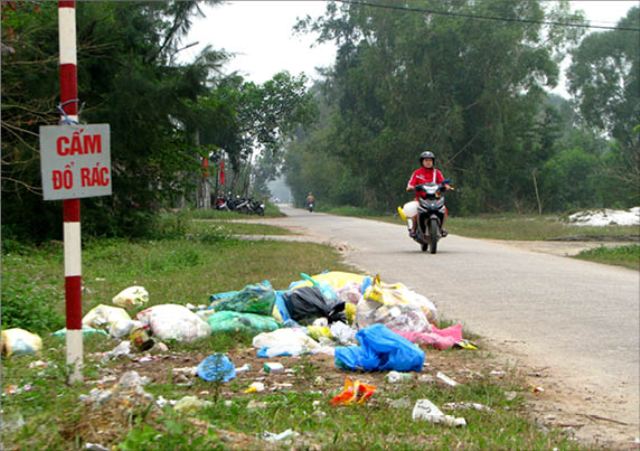 Rác “hồn nhiên” tồn tại trước trụ sở cơ quan