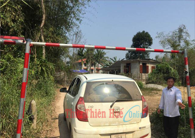 Xe trốn trạm thu phí, phá nát đường làng