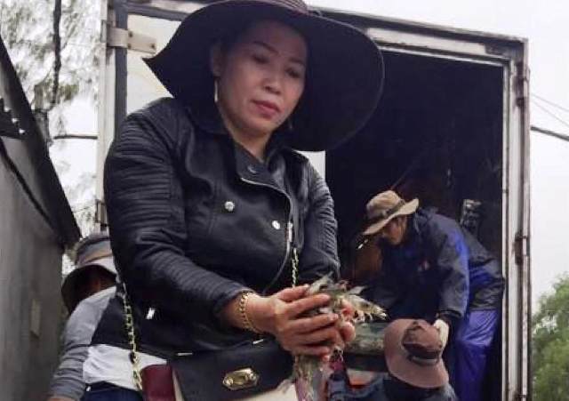 Bà “đỡ” cho vùng tôm