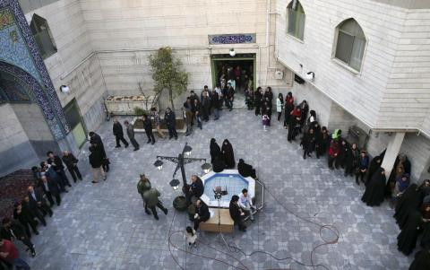 Iran hai lần kéo dài thời gian bỏ phiếu trong các cuộc bầu cử