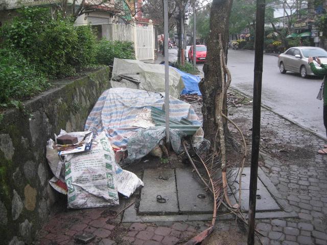 Lề đường Đặng Huy Trứ qúa nhếch nhác