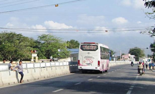 Tự tháo dỡ tấm chống lóa băng qua Quốc lộ 1A Nguy cơ mất an toàn giao thông