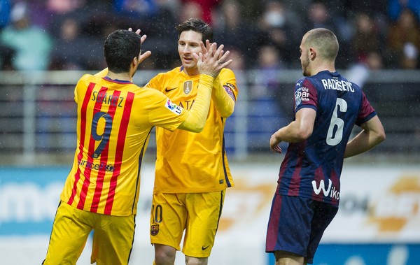 Messi lập cú đúp, hàng công Barcelona đạt mốc 100 bàn ở mùa này