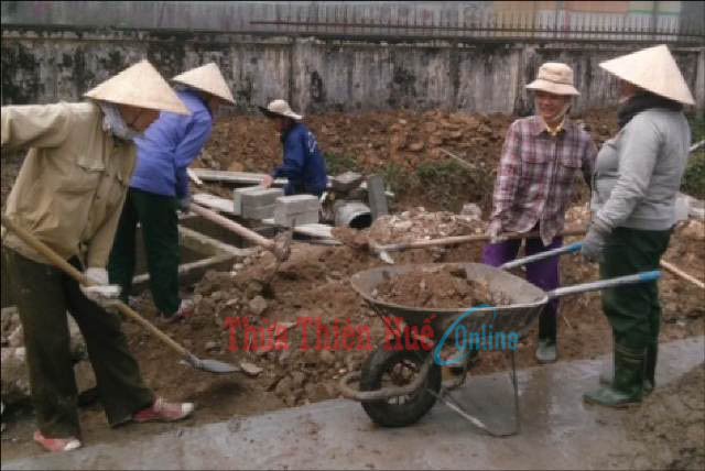 Những phụ nữ phụ thợ hồ