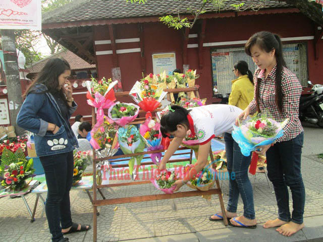 Sinh viên bán hoa gây quỹ từ thiện