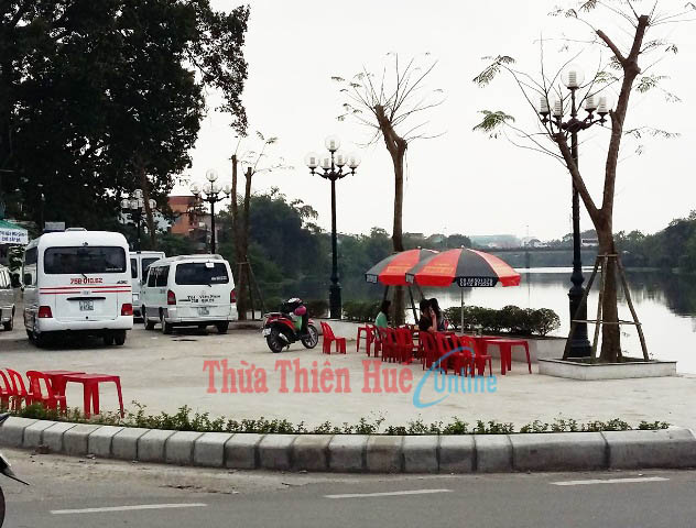 Bãi đỗ xe Đập Đá trở thành điểm bán cà phê