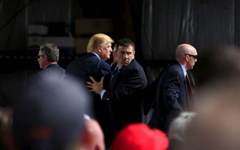 Ứng viên Tổng thống Mỹ Donald Trump bị tấn công, mật vụ nhảy ra bảo vệ