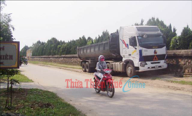 Đường Nam Giao xuống cấp nặng