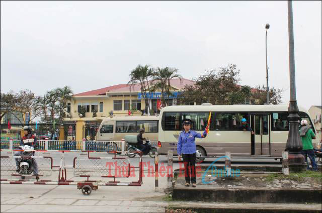Những phụ nữ trên gác chắn
