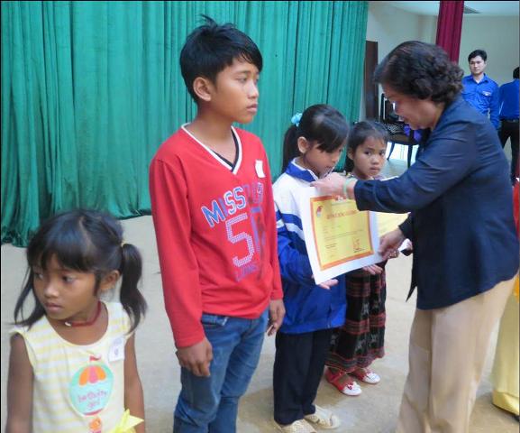 Trao gần 1 tỷ đồng cho học sinh nghèo và gia đình khó khăn