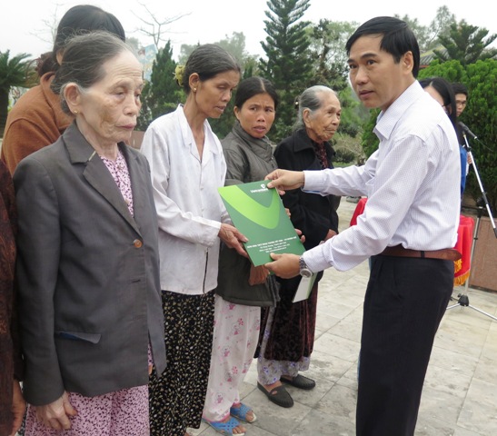 Dâng hương, dâng hoa tri ân các anh hùng liệt sĩ