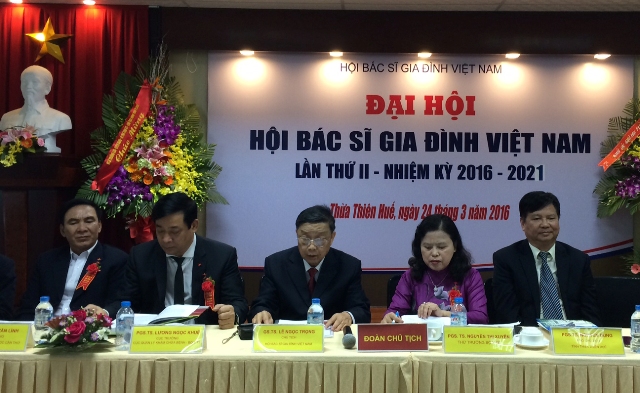 Bộ trưởng Bộ Y tế tặng bằng khen cho 9 bác sĩ gia đình