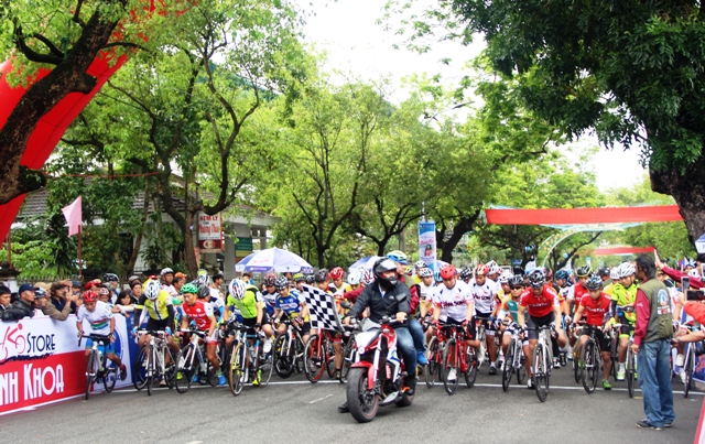 Ba nhóm tuổi sôi nổi tranh đua