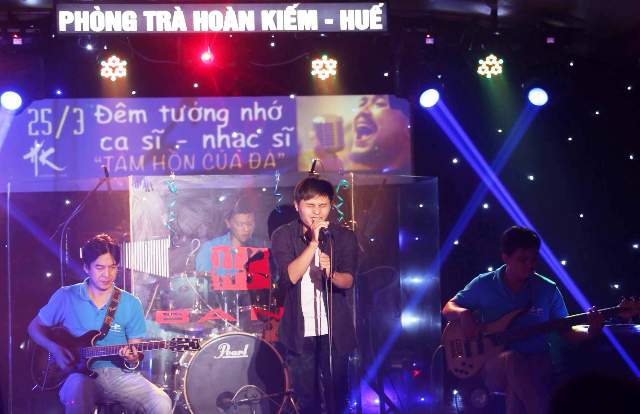 Hát tưởng niệm nhạc sĩ, ca sĩ Trần Lập trong ánh nến