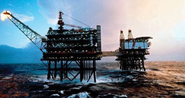 Giá dầu sụt giảm, nhà sản xuất đối mặt nhiều thách thức