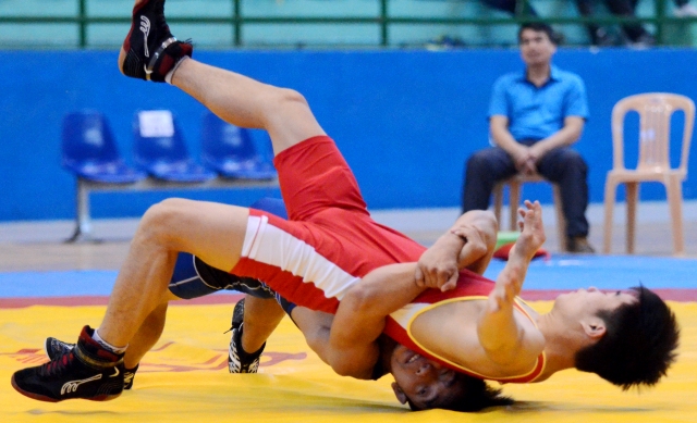 Hơn 200 VĐV tham gia giải vật cổ điển, tự do cúp quốc gia tại Huế