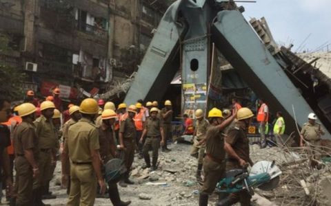 Sập cầu vượt ở Ấn Độ Hy vọng tìm thấy thêm người còn sống sót tắt dần