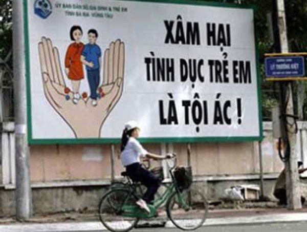 Kẻ xâm hại tình dục được gỡ tội còn nạn nhân bị định kiến bao vây