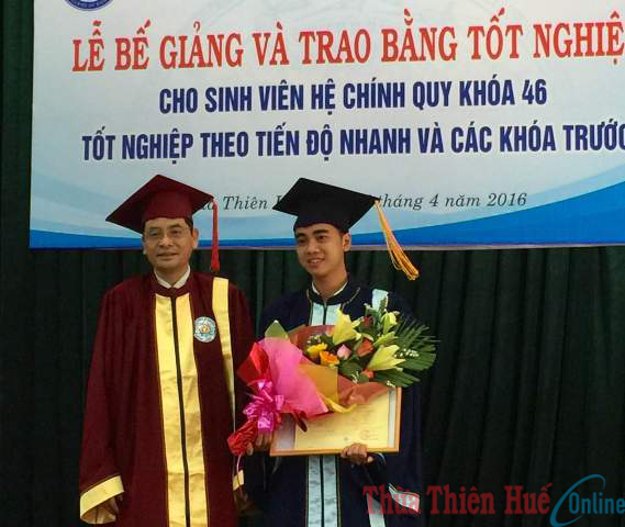 Trường đại học Kinh tế Huế Trao bằng cử nhân và khen thưởng 55 sinh viên tốt nghiệp sớm