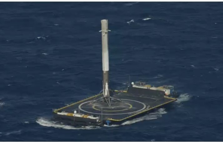 SpaceX đáp thành công tên lửa xuống tàu trên biển