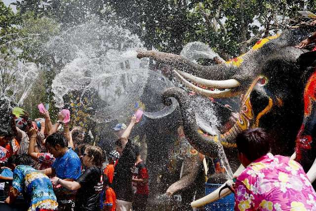 Hòa mình vào lễ hội té nước Songkran truyền thống ở Thái Lan