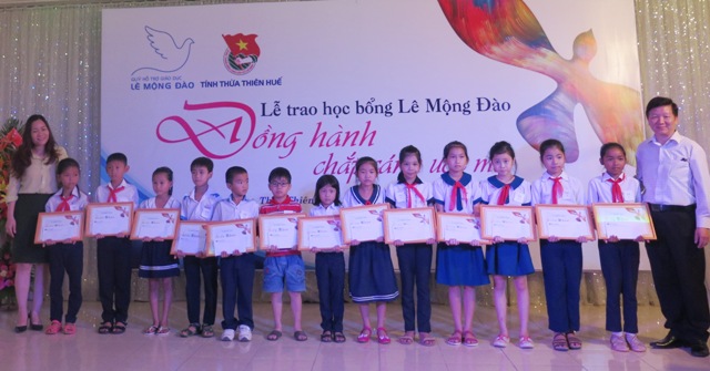 Trao 186 suất học bổng Lê Mộng Đào cho học sinh, sinh viên