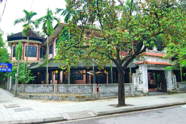 Đến đường Phạm Hồng Thái thưởng thức ẩm thực Cố đô