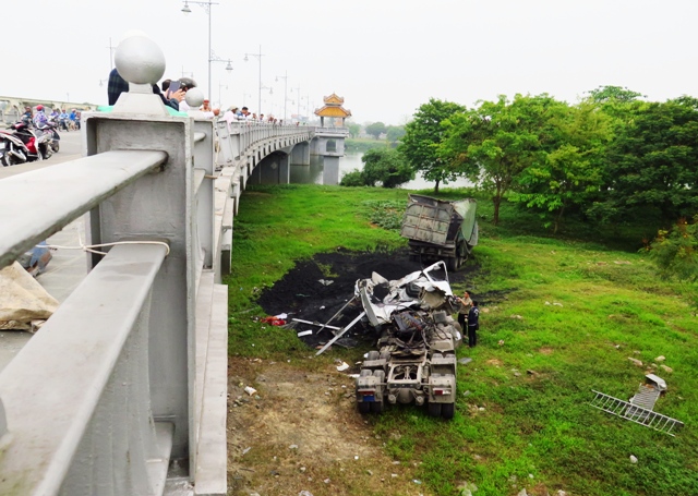 Xe tải húc văng thành cầu Dã Viên, tài xế tử nạn