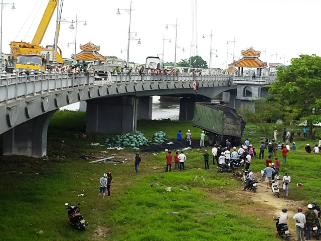 Cứu hộ thành công xe tải lao xuống cầu Dã Viên