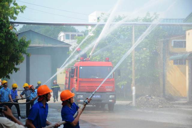 Diễn tập phòng cháy chữa cháy tại Công ty cổ phần Dệt may Huế