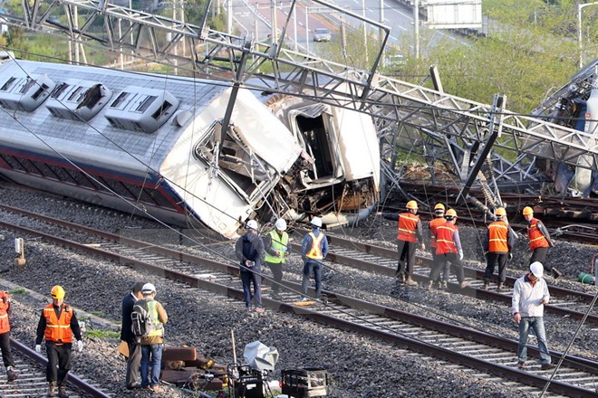 Tàu chở khách của Hàn Quốc bị trật bánh, 9 người thương vong