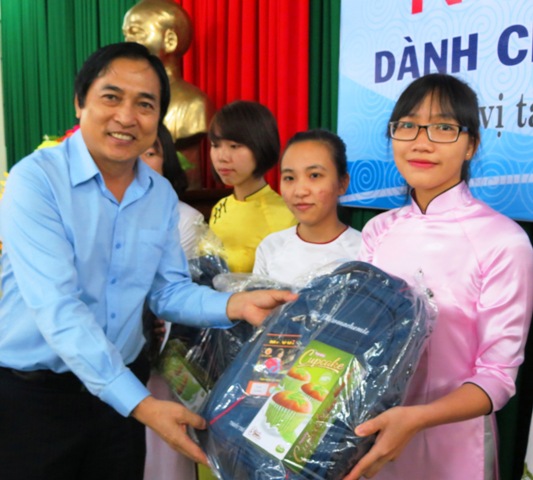Trao 24 suất học bổng “Niềm tin Bio 2016” cho sinh viên Trường đại học Sư phạm Huế